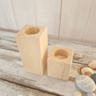 Dřevěný svícen – hranatý 6 × 6 cm, různé výšky
